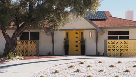 Zona-Residencial-De-Palm-Springs,-Casa-Moderna-Y-Moderna-Con-Puertas-De-Colores-Icónicas