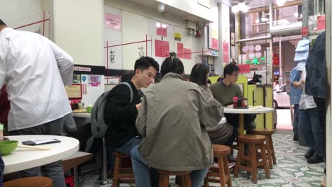 Local-Hongkongese-enjoy-food-in-a-traditional-Hong-Kong-fast-food-restaurant