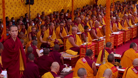 Unidad-étnica-En-Oración-De-La-Religión-Budista-En-El-Monasterio-De-Nepal,-Tradición-De-Lama-Guru-Y-Estudiantes-Lama,-Ceremonia-Sagrada-Con-Drones-Disparados-4k
