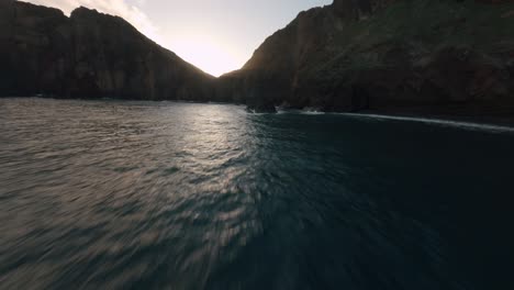 FPV-Drohne-Fliegt-In-Der-Nähe-Des-Ozeans-An-Der-Küste-Madeiras