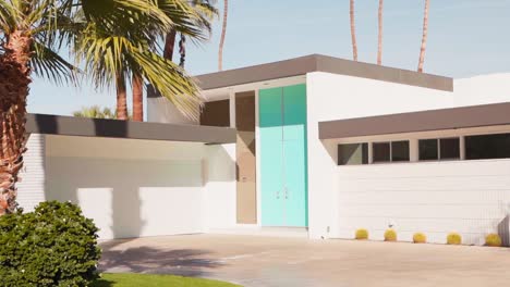 Ein-Wohlhabendes-Wohnviertel-In-Palm-Springs-Mit-Moderner-Villa-Und-Grünem-Tropischen-Garten