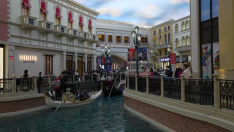 Touristen-Besuchen-Das-Berühmte-Venezianische-Hotel-Mit-Einem-Kanal-Und-Geschäften,-Die-Im-Stil-Venedigs-Gestaltet-Sind