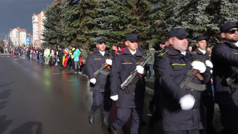 Menschen-Beobachten-Die-Parade-Der-Polizeieinheit-In-Miercurea-Ciuc,-Rumänien-–-POV