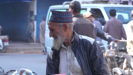 Anciano-Trabajador-En-Saddar-Bazar,-Karachi,-Pakistán