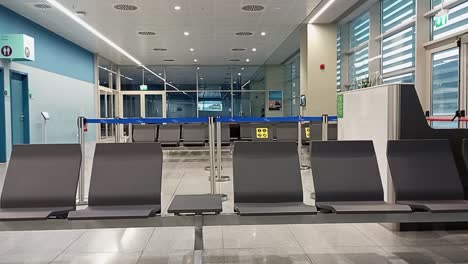 Empty-airport-seats-at-boarding-gate