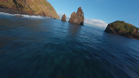 FPV-Drohnenfliegen-In-Der-Nähe-Des-Blauen-Ozeans-An-Der-Küste-Der-Insel-Madeira