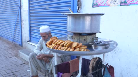 Vendedor-Ambulante-De-Comida-En-Saddar-Bazar,-Karachi,-Pakistán