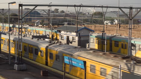 Trenes-De-Cercanías-De-Metrorail-Que-Pasan-Por-La-Estación-De-Cleveland-En-Johannesburgo-En-La-Hora-Punta-De-La-Mañana
