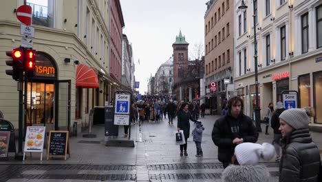 Crowds-of-people-on-walking-street-near-Central-Station-in-downtown-Oslo,-Norway