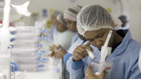 Männliche-Und-Weibliche-Mitarbeiter-Produzieren-Am-Fließband-Chirurgische-Geräte-In-Einer-Produktionsfabrik-In-Südafrika