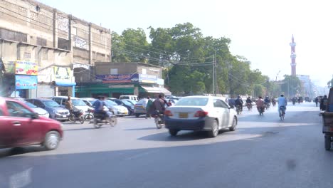 Bustling-street-traffic-near-Saddar-Bazar,-Karachi