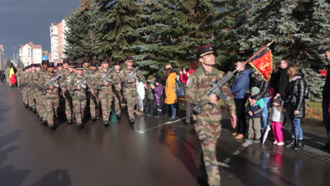 Bewaffnete-Militärangehörige-Marschieren-In-Einer-Parade-Durch-Die-Stadt-Miercurea-Ciuc
