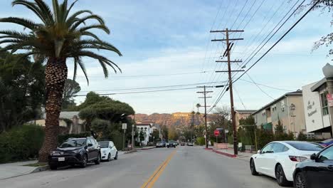 POV-Fahrt-Entlang-Der-Straße-Mit-Blick-Auf-Das-Hollywood-Schild-Im-Hintergrund