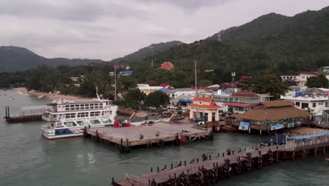 Luftaufnahme-Eines-Am-Pier-Von-Koh-Tao-Festgemachten-Und-Angedockten-Bootes