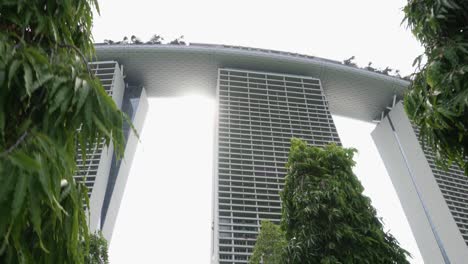 Pasando-Por-Un-Callejón-Hacia-El-Famoso-Hotel-Marina-Bay-Sands-En-Singapur