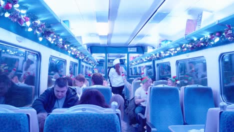 Die-Crew-Des-Polar-Express-Unterhält-Zugpassagiere-Bei-Einem-Filmerlebnis
