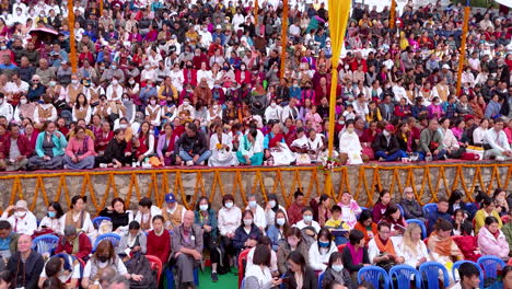Multitud-Asiática-De-Oraciones-Budistas-Y-Personas-Religiosas-En-Un-Evento-En-Nepal,-Toma-De-Drones-De-Varias-Personas-De-Origen-étnico,-Chinos,-Nepaleses,-Hindúes,-Budistas,-Diversidad-4k