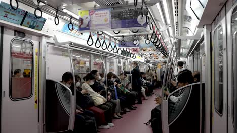 Los-Viajeros-Diarios-Utilizan-El-Sistema-De-Metro-Local-De-Tokio,-Japón,-Que-Representa-La-Esencia-De-La-Vida-Urbana-Y-La-Rutina-De-Los-Viajes-Diarios-Dentro-De-La-Bulliciosa-Metrópolis.