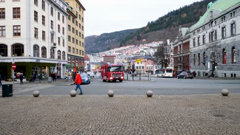 Blick-Auf-Die-Straßen-Und-Die-Farbenfrohen-Gebäude-Von-Bergen,-Norwegen-Und-Die-Dahinter-Liegenden-Berge