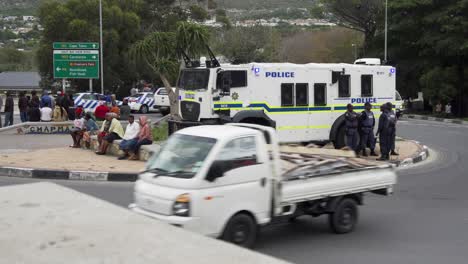 Eine-Südafrikanische-Polizei-Nyala,-Die-Vor-Der-Informellen-Siedlung-In-Hout-Bay,-Kapstadt,-Stationiert-Ist