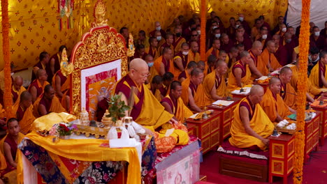 Multitud-De-Religión-Budista-En-Un-Monasterio-De-Nepal,-Lugar-De-Nacimiento-De-Buda,-Lama-Gurús,-Oraciones-De-Lama,-Toma-De-Espiritualidad-Con-Drones-En-Toda-Una-Paz-De-Tradición-4k