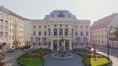 SND---Altes-Historisches-Gebäude-Des-Slowakischen-Nationaltheaters-Im-Zentrum-Von-Bratislava-Auf-Dem-Hviezdoslavovo-Platz-An-Einem-Sonnigen-Tag