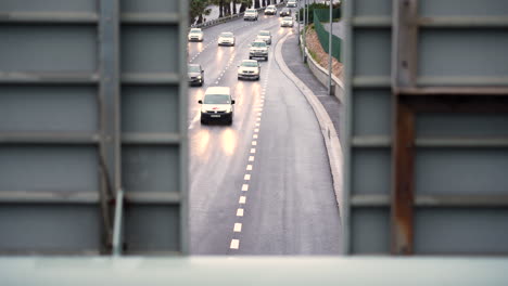 Kraftfahrzeuge-Fahren-An-Einem-Kalten-Und-Nassen-Morgen-über-Die-Autobahn,-Während-Sie-In-Die-Stadt-Kapstadt,-Südafrika,-Pendeln