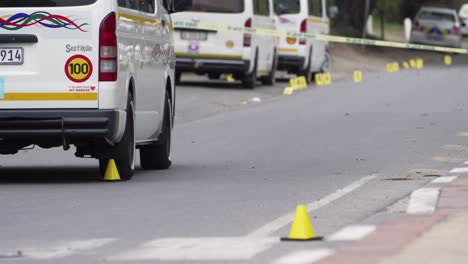 Forensische-Beweismarkierungen-Der-Polizei-Am-Tatort-Eines-Schießmords-In-Südafrika