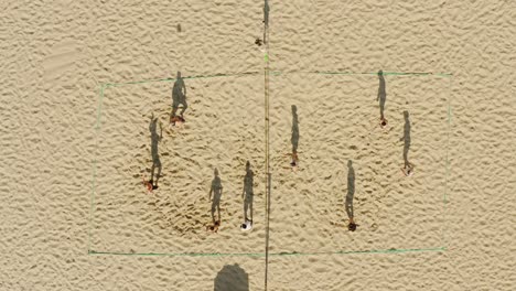 Lange-Schatten-Von-Menschen,-Die-Beachvolleyball-Spielen