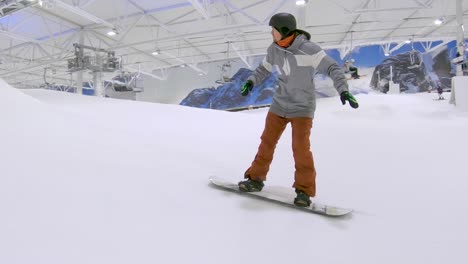 Indoor-Snowboarder-Macht-Einen-Helikopter-Spin-Und-Dann-Einen-Flip-Auf-Einem-Perfekten-Run