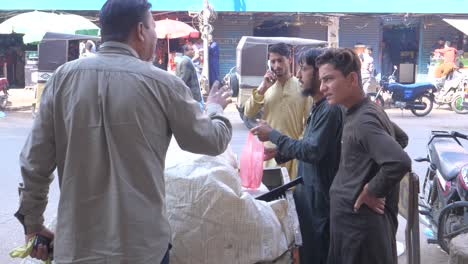 Ice-vendor-interaction-on-Saddar-Bazar-street,-Karachi