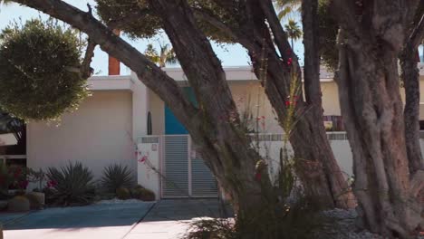 Treibendes-Wohngebiet-Von-Palm-Springs,-Trendiges-Modernes-Haus-Mit-Natürlicher-Berglandschaft