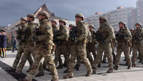 Desfile-Militar-Durante-La-Celebración-Del-Día-Nacional-En-Miercurea-Ciuc,-Rumania