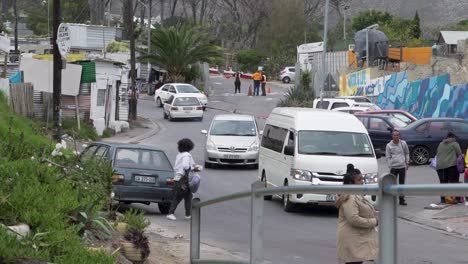 Coches,-Taxis,-Peatones-En-La-Carretera-Del-Concurrido-Municipio-Sudafricano.