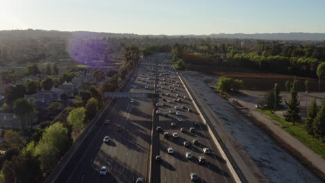 Folgende-Autos-Direkt-über-Dem-San-Fernando-Valley-Freeway-Während-Der-Hauptverkehrszeit