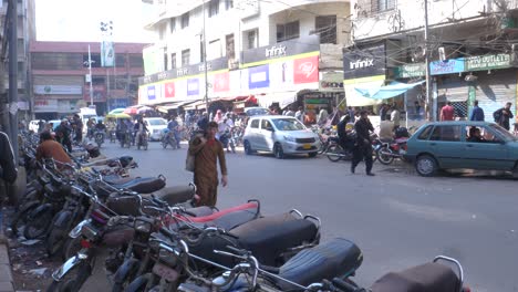 Active-street-scene-in-Saddar-Bazar,-Karachi-Pakistan
