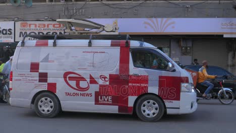 Nachrichtenwagen-Vor-Ort-Im-Saddar-Bazar,-Karatschi
