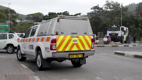 Polizeipathologie-Und-Einsatzfahrzeuge-Am-Tatort-In-Südafrika