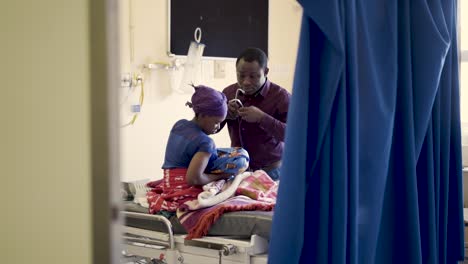 Afrikanische-Mutter-Mit-Ihrem-Neugeborenen-Baby-Wird-Im-Krankenhaus-Vom-Arzt-Untersucht