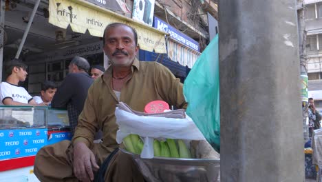 Street-merchant-with-food-cart-in-Saddar-Bazar,-Karachi