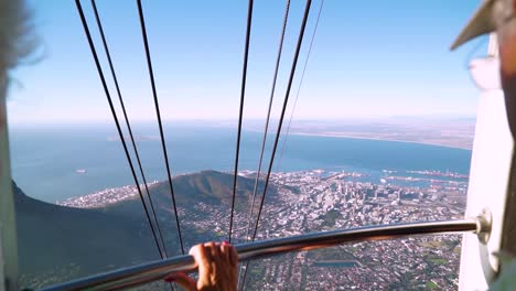 Ein-Blick-Aus-Einer-Seilbahngondel-Auf-Kapstadt,-Während-Sie-Den-Tafelberg-In-Südafrika-Hinauffährt
