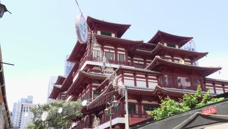 Timelapse-of-the-iconic-Buddha-Tooth-Relic-Temple-building-downtown-Singapore