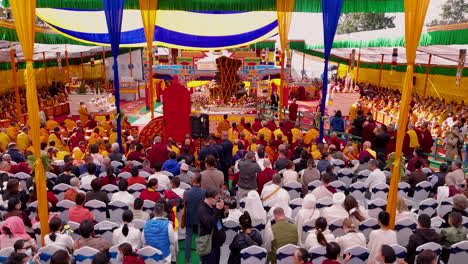 Riesige-Menschenmenge-Buddhistischer-Religionsanhänger-Im-Kloster-Von-Nepal,-Anbetung-Des-Lord-Buddha,-Friedlich,-Buddha-Geburtsort-Tradition,-Drohnenaufnahme-4k