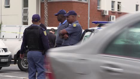 Südafrikanische-Polizei-Und-U-Bahn-Polizei-Blockieren-Den-Zugang-Zu-Einem-Mordort-In-Kapstadt,-Südafrika