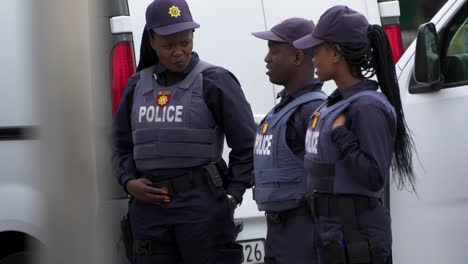 Drei-Junge-Männliche-Und-Weibliche-Südafrikanische-Polizisten-Im-Dienst