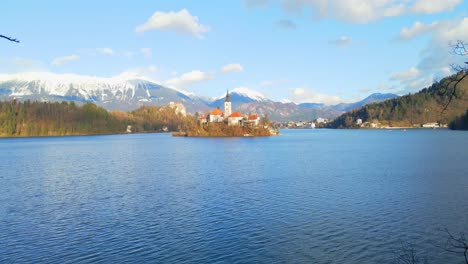 Impresionante-Vídeo-Aéreo-De-Un-Dron-En-4k-Captura-El-Lago-Bled,-Eslovenia,-Al-Amanecer
