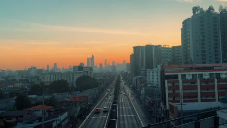 Sonnenaufgang-Am-Frühen-Morgen-über-Den-Straßen-Der-Stadt-Bangkok,-Thailand