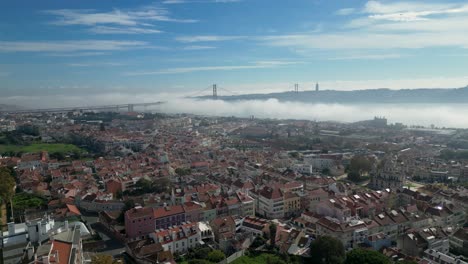 Luftperspektive-Der-Bucht-Von-San-Francisco,-Wo-Wolken-Die-Berühmte-Brücke-Einhüllen-Und-Eine-Faszinierende-Szene-In-Den-USA-Schaffen