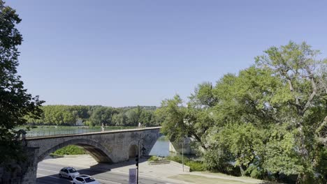 Blick-Auf-Die-Steinbrücke-In-Avignon-In-Frankreich-über-Den-Fluss-Mit-Der-Straße-Darunter-Bei-Gutem-Wetter
