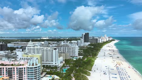 Ein-Sandstrand-In-Miami-An-Einem-Bewölkten-Tag